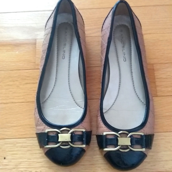 Woman's 6 1/2  Bandolino Leather Flat - Picture 1 of 8